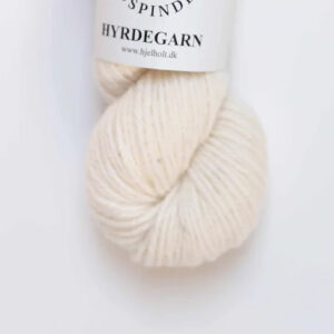 Hjelholt Hyrdegarn 43% Gotlandsk pelsuld, 43% Falklandsmerino og 14% mohair