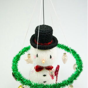 Strikket snemand med julekrans